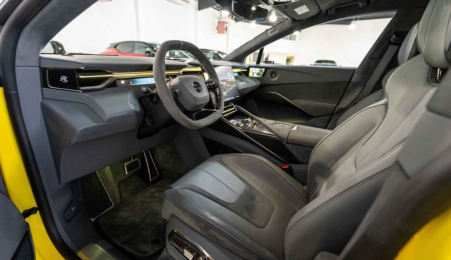 Lotus Eletre SUV 100% électrique Jaune - Théobald Nancy